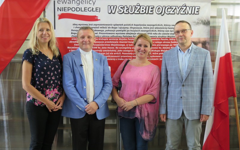 Od lewej: Beata Sawa-Jovanoska z-ca dyrektora KBP, ks. Janusz Staszczak, proboszcz Parafii...