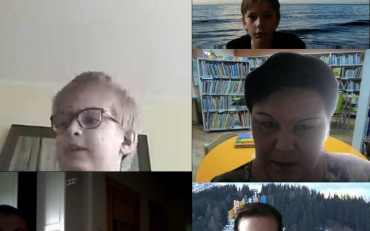 Zrzut ekranu zdjęcia podczas spotkania on-line, na zdjęciu 5 osób w okienkach 4 chłopców...