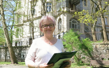 Na zdjęciu: Iwona Sławińska na tle budynku dawnej Rejencji Koszalińskiej.