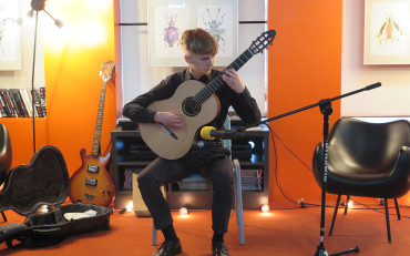 Jakub Stańczyk podczas gry na gitarze.