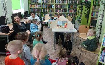 Dzieci słuchają bajki czytanej przez panią Anię