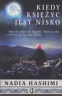 Skan okładki: Kiedy księżyc jest nisko : odyseja odważnej Afganki, która ucieka z rodziną do lepszego świata