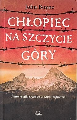 Chłopiec na szczycie góry