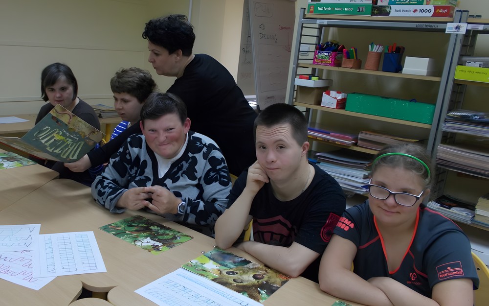 Pani bibliotekarka omawia z gośćmi zajęcia