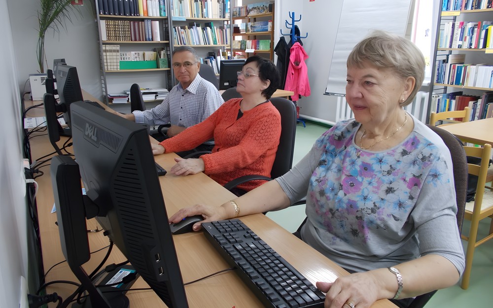 Uczestnicy kursu przy stanowiskach komputerowych