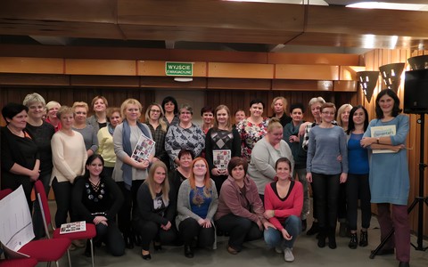 Zdjęcie zbiorowe uczestniczek warsztatów „Biblioteka pełna wrażeń - czytanie wrażeniowe i moc słowa mówionego w grupie dzieci i młodzieży"