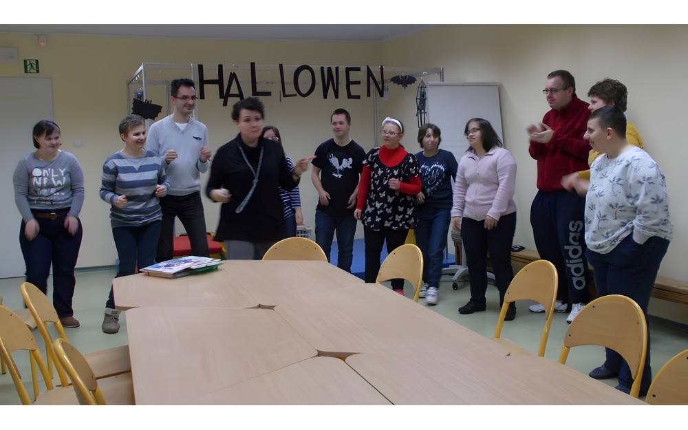 Grupa przygotowuje się do nauki tanecznych kroków