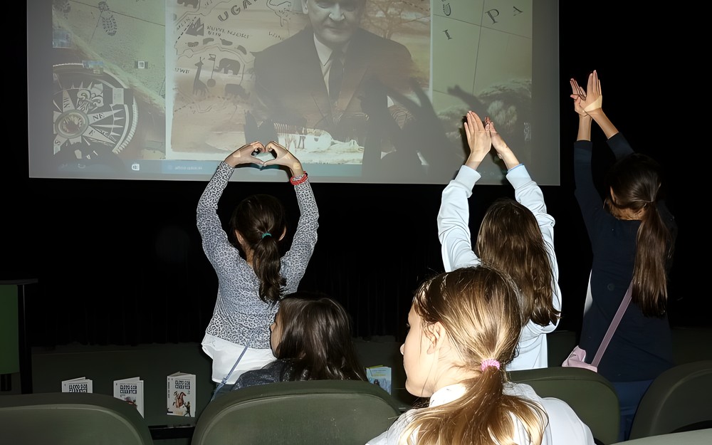 Na ekranie portret Alfreda Szklarskiego