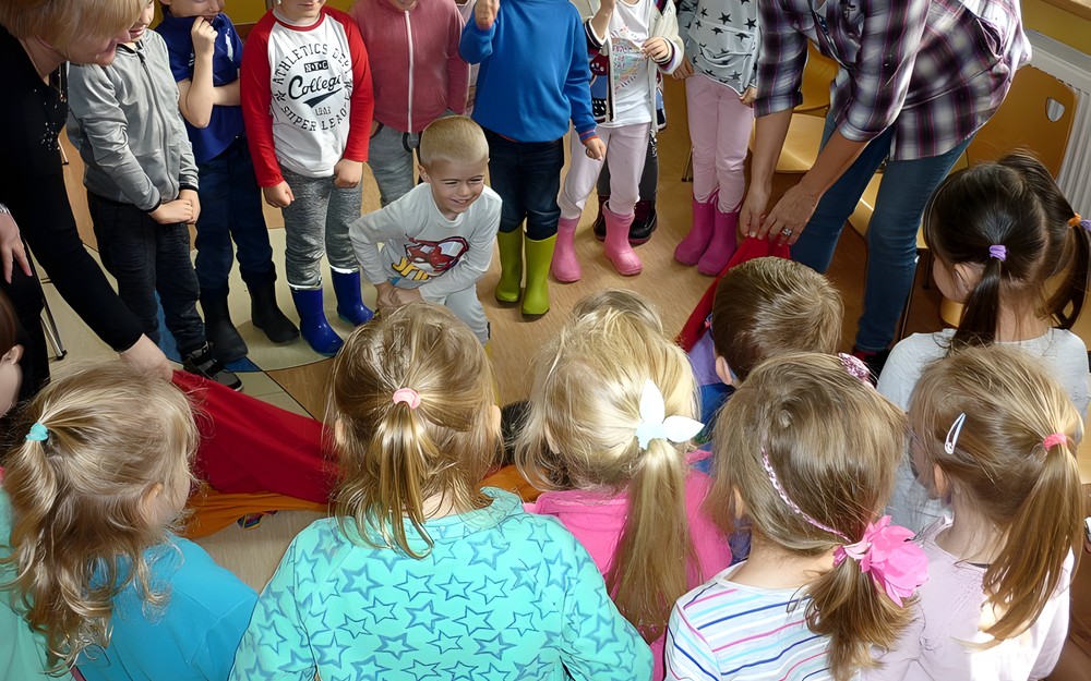 Zabawa z chustą integracyjną - ZGADNIJ JAK MAM NA IMIĘ