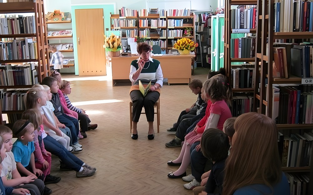 Babcia czyta w bibliotece