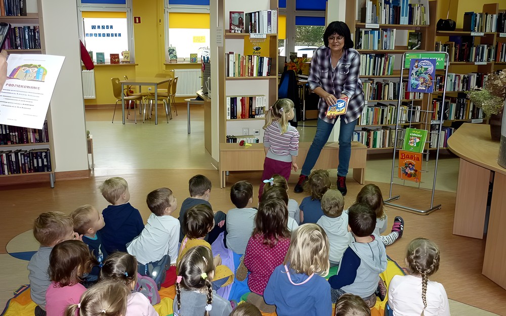 Bibliotekarka przekazuje dzieciom PROŚBY KSIĄŻEK