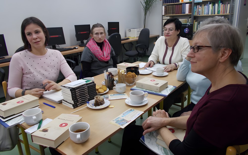 Grupa pań na spotkani Dyskusyjnego Klubu Książek
