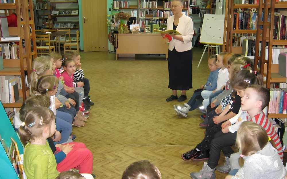 bibliotekarz czyta książkę