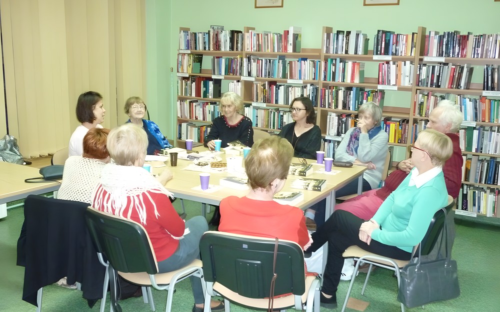 Uczestnicy dyskutują na temat przeczytanej książki
