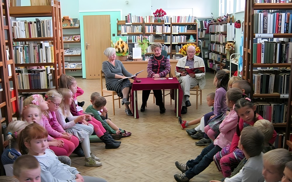 Dziadkowie czytali przedszkolakom