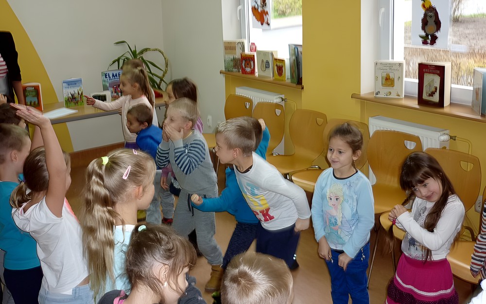 Przedszkolaki podczas zabawy "W lustro"