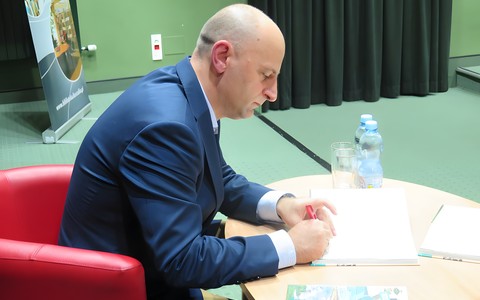 Piotr Polechoński składa autograf