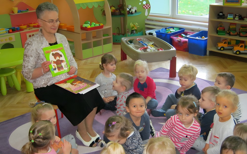 bibliotekarz czyta książkę o Misiu