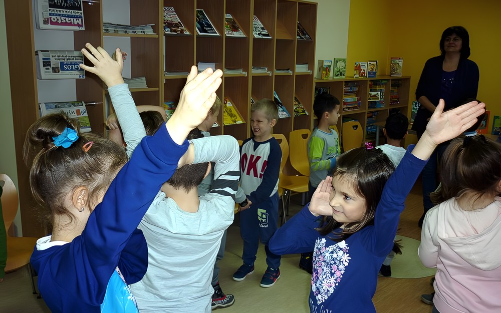 Uczestnicy spotkania w kreatywnej zabawie LUSTRO