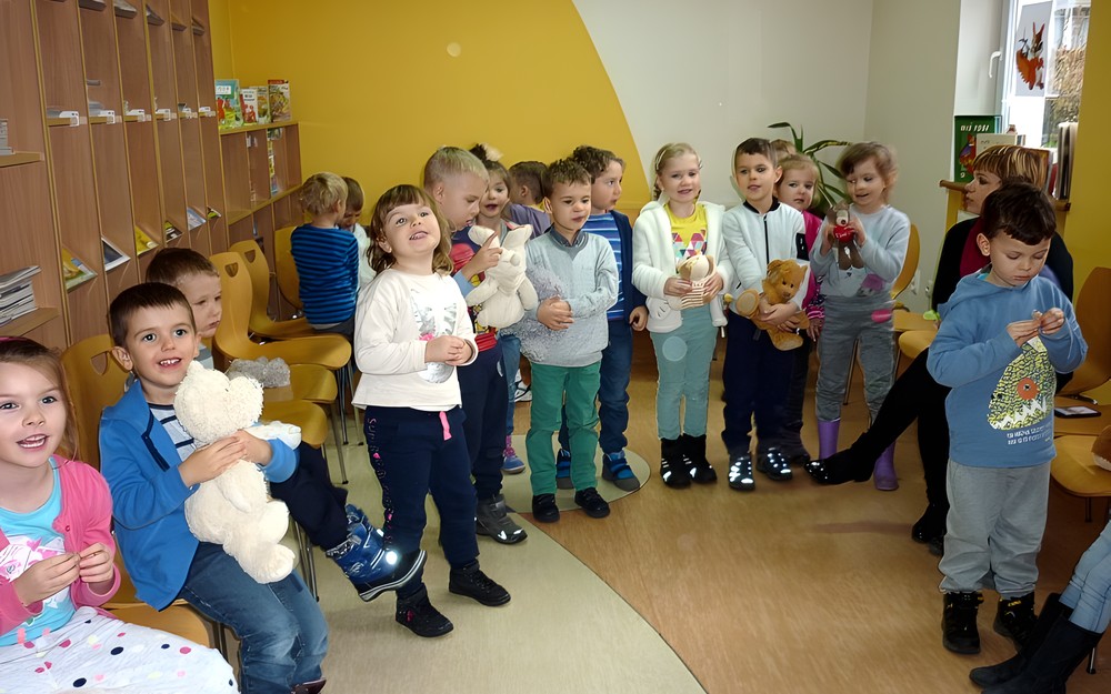 Przedszkolaki śpiewają piosenkę o misiu