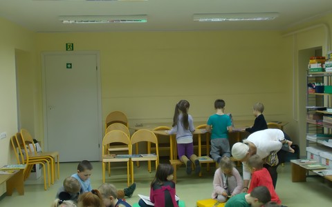 Grupa przedszkolaków zajęta książkami