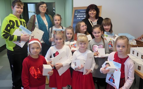 Dzieci ze SP w Świeszynie oraz SP w Konikowie biorące udział w finale projektu  ,,Tomek i tajemnica zaginionego pomnika...’’