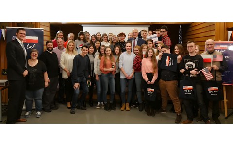 Goście eventu pozują do wspólnego zdjęcia