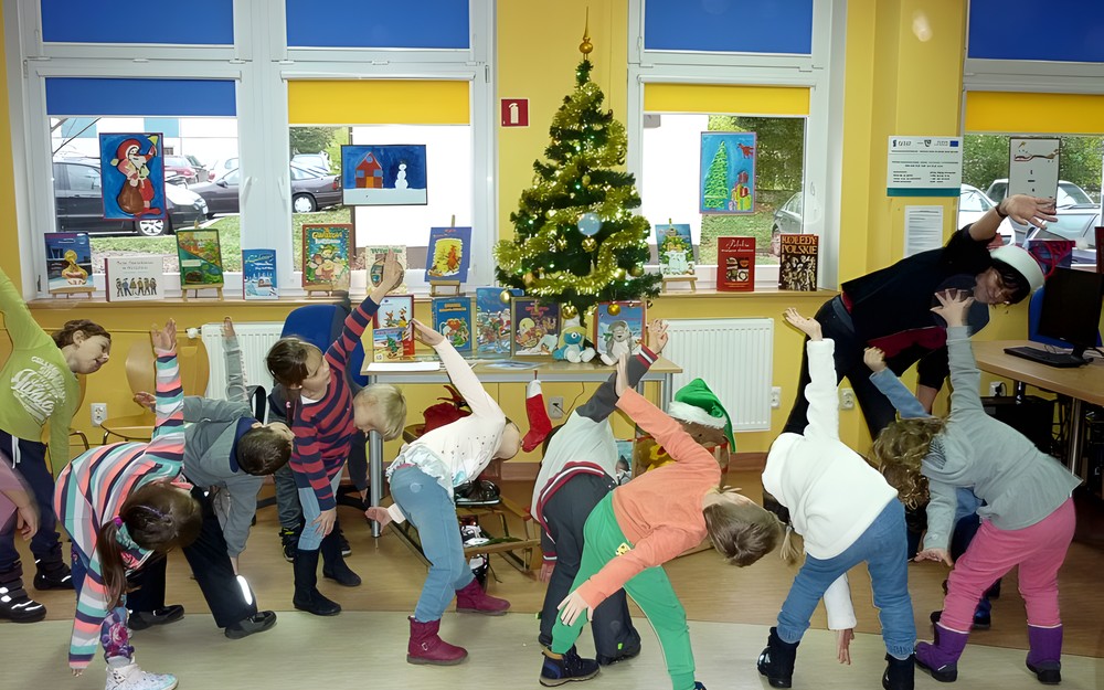 Dzieci naśladują Panią Wiolę i wykonują kolejną skomplikowaną figurę lodową