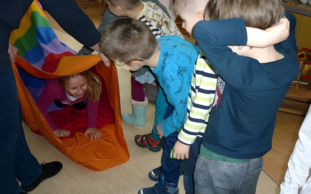 Test na PRÓBĘ KOMINA - dzieci pokonują tunel animacyjny