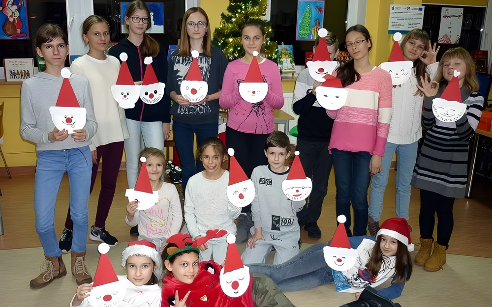 MOLIKI prezentują Mikołaje z papierowych talerzyków