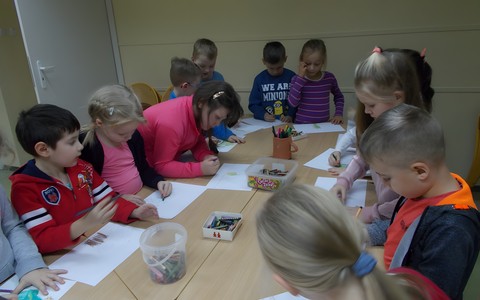 Przedszkolaki przy pracach plastycznych