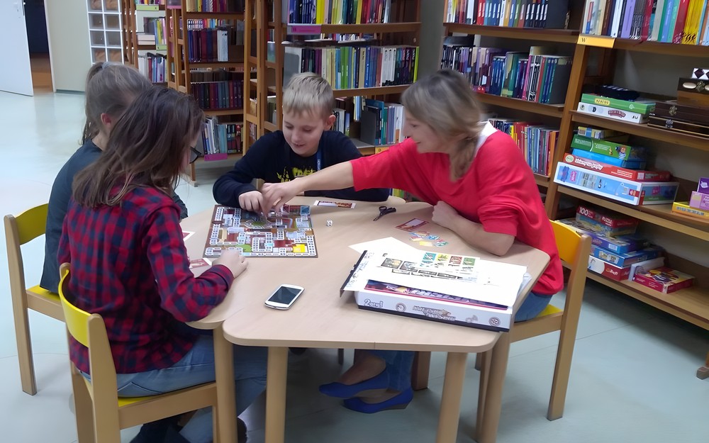 Dzieci przy stoliku z grą planszową