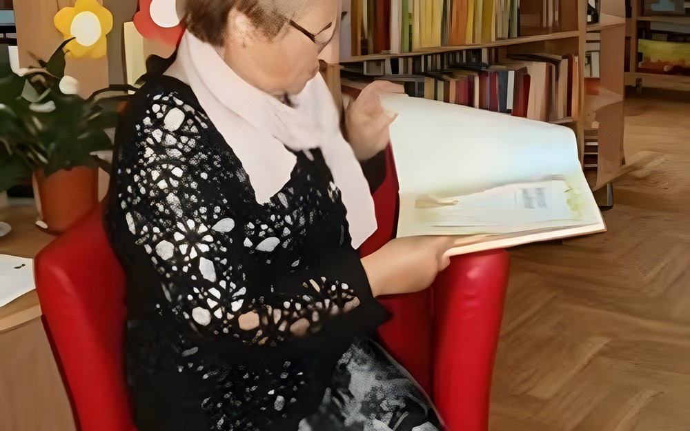 Babcia i dziadek czytają w bibliotece