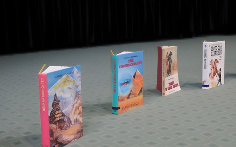 Na zdjęciu widoczne powieści Alfreda Szklarskiego