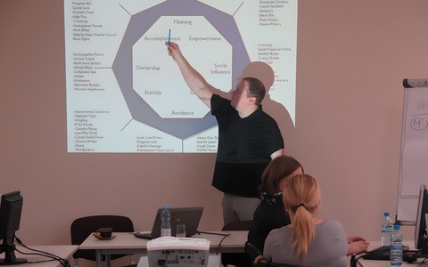 Piotr Milewski prowadzi szkolenie w Koszalińskiej Bibliotece Publicznej