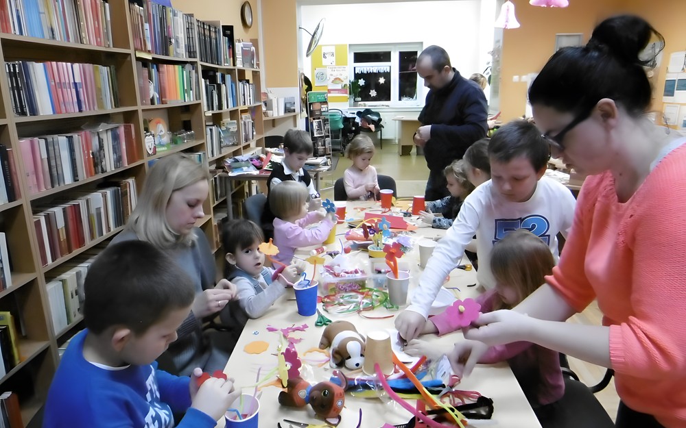 Dzieci przy pomocy rodziców wykonują prezent dla Babci i Dziadka