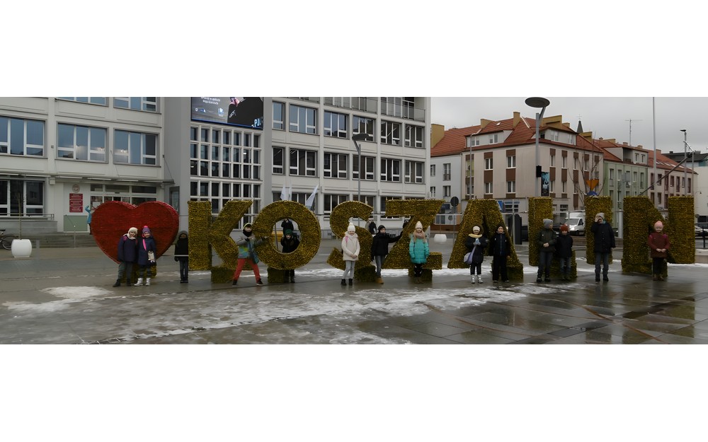 Wspólne zdjęcie przed koszalińskim ratuszem