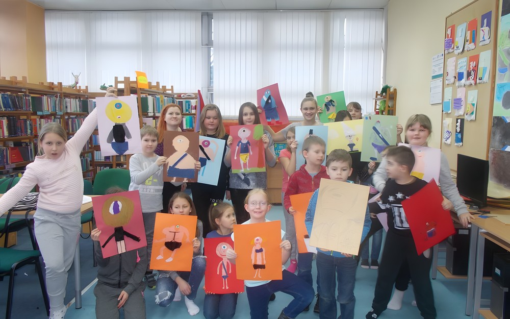 Dzieci pozują do zdjęcia ze swoimi cyklopami