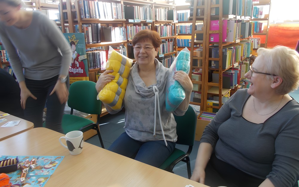 Pani pozuje z nagrodą