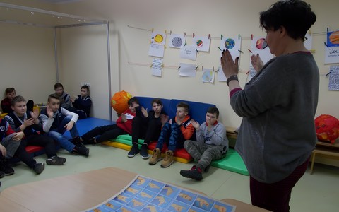 Pani wyjaśnia jak porozumieć się z głuchymi