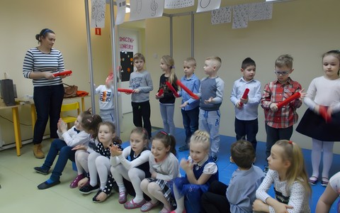 Przedszkolaki przygotowują się do występów na scenie