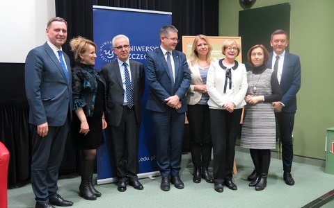 Na zdjęciu od lewej: Andrzej Jakubowski, Joanna Chojecka, Edward Włodarczyk, Andrzej K. Chojecki, Beata Sawa-Jovanoska, Mirosława Różycka, Elżbieta Zarzycka, Andrzej Giza