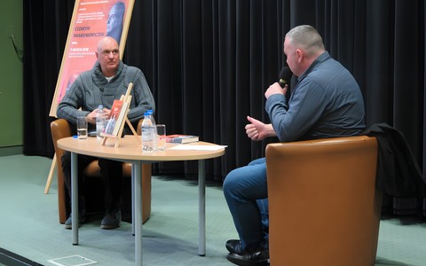 Na zdjęciu od lewej: Cezary Harasimowicz, prowadzący spotkanie Piotr Pawłowski