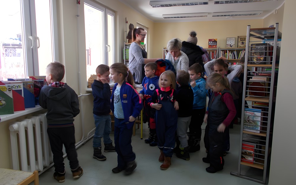 Grupa przedszkolaków już w bibliotece