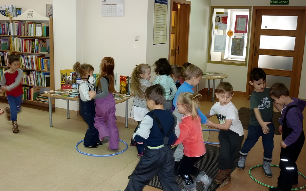 Wesoła zabawa ruchowa z wykorzystaniem hula-hop