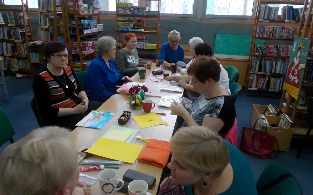 Panie wraz z bibliotekarką siedzą przy stole