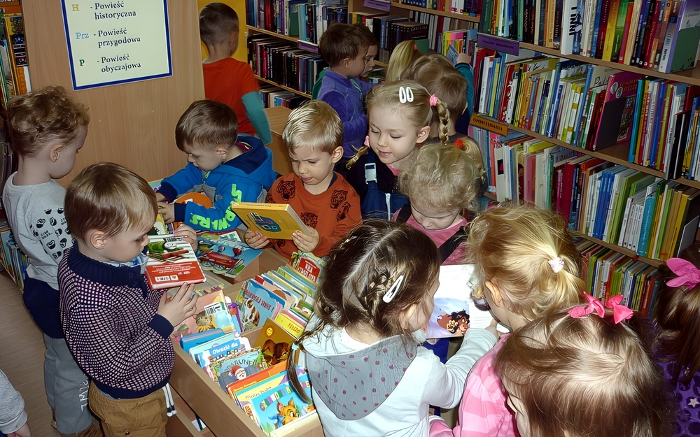 Maluchy przeglądają książeczki