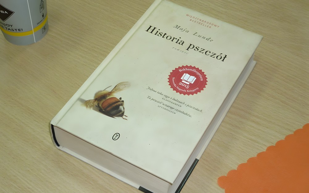 na zdjęciu książka Mai Lunde "Historia pszczół"