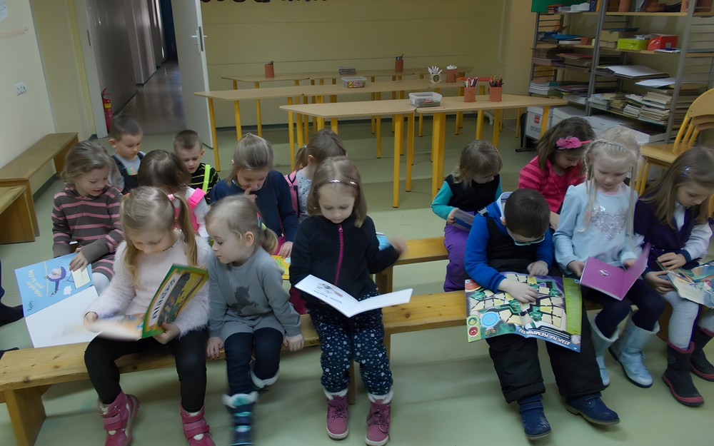 Dzieci oglądają książeczki
