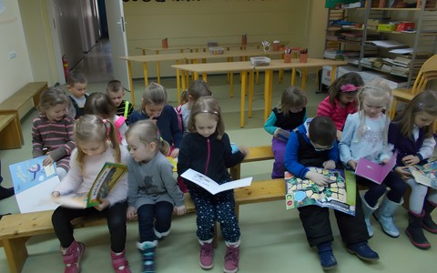 Dzieci oglądają książeczki